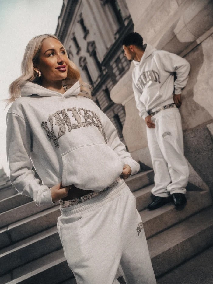 Ensembles KANAY gris portés dans la rue